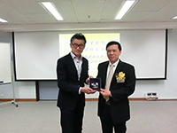 Prof. Tony Mok, Chairman of Department of Clinical Oncology of CUHK, presents a souvenir to Prof. Lin Dongxin, Academician of CAE during his lecture